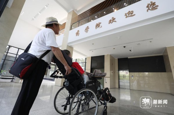 客新策略 全身仅三根手指能动的励志少年，开启大学新生活